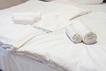 Schlafzimmer mit Doppelbett - Wohnung 11 - Top-Hundeurlaub