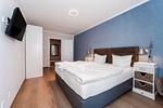 Schlafzimmer mit Doppelbett und Kleiderschrank - Wohnung 44 - Top-Hundeurlaub