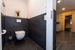 Badezimmer mit WC und Waschbecken - Wohnung 44 - Top-Hundeurlaub