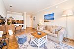 Wohnbereich mit Sitzecke und TV - Wohnung 44 - Top-Hundeurlaub