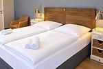 Schlafzimmer mit Doppelbett - Wohnung 44 - Top-Hundeurlaub
