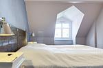 Schlafzimmer mit Blick zum Fenster - Wohnung 61 - Top-Hundeurlaub