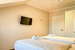 1. Schlafzimmer mit TV - Wohnung 63 - Top-Hundeurlaub