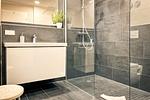 Badezimmer mit Waschbecken und Dusche - Wohnung 43 - Top-Hundeurlaub