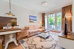 Wohnbereich mit Sitzecke und TV - Wohnung 43 - Top-Hundeurlaub