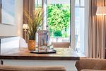 Wohnbereich mit Sitzecke und TV - Wohnung 43 - Top-Hundeurlaub