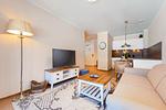 Wohnbereich mit Sitzecke und TV - Wohnung 43 - Top-Hundeurlaub