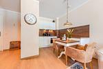 Wohnbereich mit Sitzecke und TV - Wohnung 43 - Top-Hundeurlaub