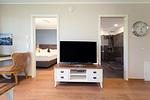 Wohnbereich mit Sitzecke und TV - Wohnung 05 - Top-Hundeurlaub