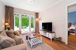 Wohnbereich mit Sitzecke und TV - Wohnung 05 - Top-Hundeurlaub