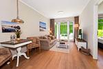 Wohnbereich mit Sitzecke und TV - Wohnung 05 - Top-Hundeurlaub