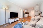 Wohnbereich mit Sitzecke und TV - Wohnung 05 - Top-Hundeurlaub