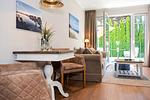 Wohnbereich mit Sitzecke und TV - Wohnung 05 - Top-Hundeurlaub