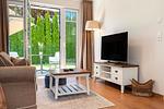 Wohnbereich mit Sitzecke und TV - Wohnung 05 - Top-Hundeurlaub