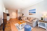 Wohnbereich mit Sitzecke und TV - Wohnung 05 - Top-Hundeurlaub