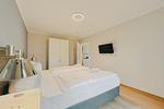 Schlafzimmer mit Doppelbett und TV - Wohnung 18 - Top-Hundeurlaub