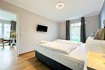 Schlafzimmer mit TV - Wohnung 18 - Top-Hundeurlaub