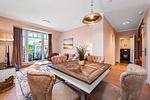 Wohnbereich mit Sitzecke und TV - Wohnung 55 - Top-Hundeurlaub