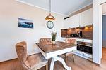 Wohnbereich mit Sitzecke und TV - Wohnung 55 - Top-Hundeurlaub