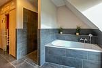 Dusche und Badewanne im Bad - Wohnung 48 - Top-Hundeurlaub