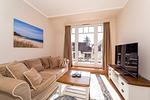 Wohnbereich mit Sitzecke und TV - Wohnung 48 - Top-Hundeurlaub