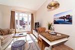 Wohnbereich mit Sitzecke und TV - Wohnung 48 - Top-Hundeurlaub