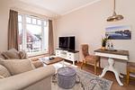 Wohnbereich mit Sitzecke und TV - Wohnung 48 - Top-Hundeurlaub