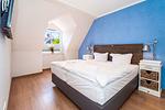 Schlafzimmer mit Doppelbett - Wohnung 48 - Top-Hundeurlaub