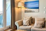Wohnzimmer mit Blick zur Couch - Wohnung 49 - Top-Hundeurlaub