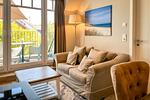 Wohnzimmer mit Blick zum Fenster - Wohnung 49 - Top-Hundeurlaub