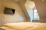 Schlafzimmer mit Blick zum Fenster - Wohnung 49 - Top-Hundeurlaub