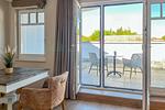 Wohnzimmer mit Blick zum Balkon - Wohnung 54 - Top-Hundeurlaub