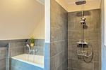 Dusche und Badewanne im Bad - Wohnung 54 - Top-Hundeurlaub