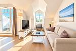 Wohnbereich mit Sitzecke und TV - Wohnung 64 - Top-Hundeurlaub