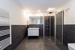 Badezimmer mit Dusche und Waschbecken - Wohnung 42 - Top-Hundeurlaub