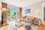 Wohnbereich mit Sitzecke und TV - Wohnung 42 - Top-Hundeurlaub