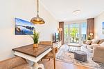 Wohnbereich mit Sitzecke und TV - Wohnung 42 - Top-Hundeurlaub