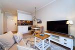 Wohnbereich mit Sitzecke und TV - Wohnung 34 - Top-Hundeurlaub