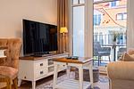 Wohnbereich mit Sitzecke und TV - Wohnung 34 - Top-Hundeurlaub