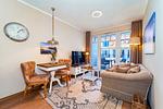 Wohnbereich mit Sitzecke und TV - Wohnung 34 - Top-Hundeurlaub