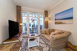 Wohnbereich mit Sitzecke und TV - Wohnung 34 - Top-Hundeurlaub