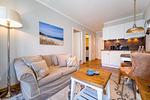 Wohnbereich mit Sitzecke und TV - Wohnung 34 - Top-Hundeurlaub