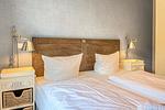 Schlafzimmer mit Beleuchtung - Wohnung 23 - Top-Hundeurlaub