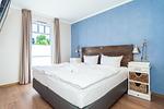 erstes Schlafzimmer mit Doppelbett - Wohnung 25 - Top-Hundeurlaub