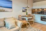 Wohnzimmer mit Blick zur Küchenzeile - Wohnung 47 - Top-Hundeurlaub