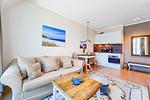 Wohnbereich mit Sitzecke und TV - Wohnung 47 - Top-Hundeurlaub