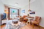 Wohnbereich mit Sitzecke und TV - Wohnung 47 - Top-Hundeurlaub