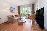 Wohnbereich mit Sitzecke und TV - Wohnung 37 - Top-Hundeurlaub