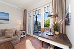 Wohnbereich mit Sitzecke und TV - Wohnung 37 - Top-Hundeurlaub