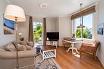 Wohnbereich mit Sitzecke und TV - Wohnung 27 - Top-Hundeurlaub